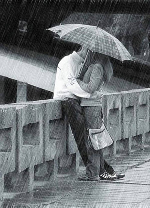 kissing-in-the-rain