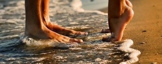 beach-feet-kissing-love