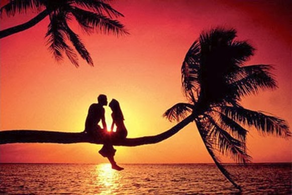 summer-love-kissing-at-sunset-poster