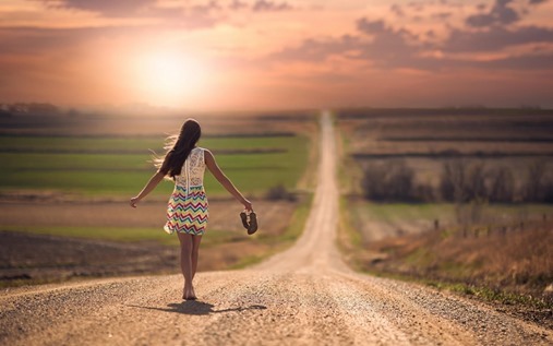 alone-woman-on-road